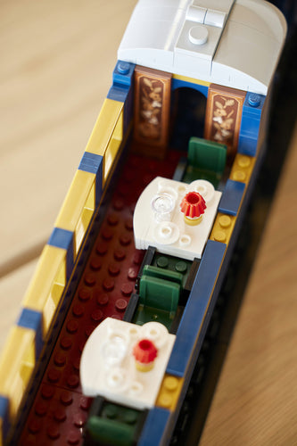 LEGO Ideas 21344 – Orientekspressen – spisevognens borde set ovenfra