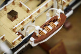 LEGO Icons 10335 – Endurance – nærbillede af redningsbåd på dækket