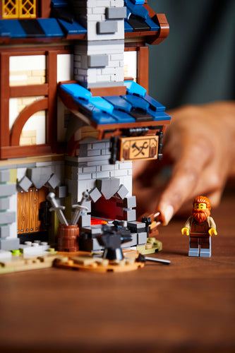 LEGO Ideas 21325 – Middelaldersmedje – lys i essen demonstreres med hånden