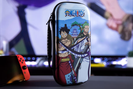 Konix One Piece Wano – etui til Nintendo Switch – produkt i brug, øvrigt udstyr er illustration