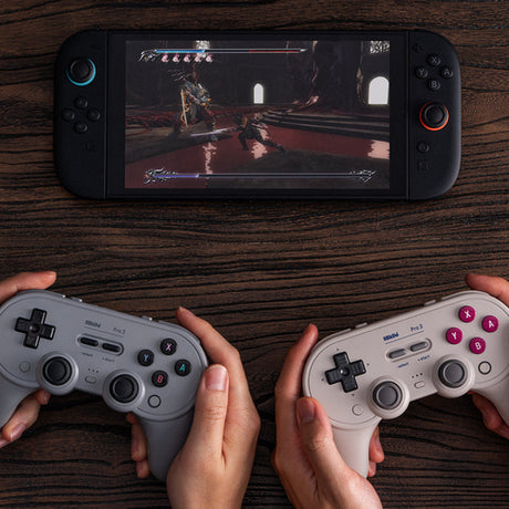 8BitDo Pro 3 Bluetooth – G Classic-controller med dock – To controllere i brug som eksempel, én medfølger