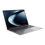 ASUS ExpertBook P3 PM3606CKA-MB0196X Copilot+ PC – set skråt forfra; tastaturlayout illustrativt