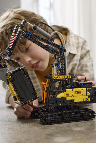 LEGO Technic 42175 Volvo FMX og EC230 – gravemaskine i brug