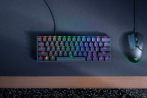 Razer Huntsman Mini – Mini 60% – Nordic – Clicky Purple – Sort – tastatur og mus på skrivebord; producentillustration