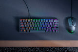 Razer Huntsman Mini – Mini 60% – Nordic – Clicky Purple – Sort – tastatur og mus på skrivebord; producentillustration
