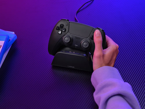 Trust GXT 255 – sort opladningsstander til PS5 – produkt i brug, øvrigt udstyr er illustration