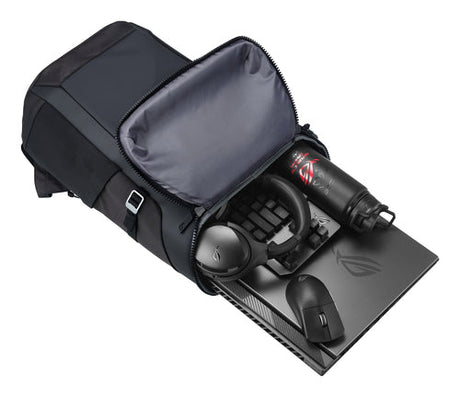 ASUS ROG Ranger BP2701 sort rygsæk åben med computer, tastatur, headset, mus og flaske, som ikke medfølger