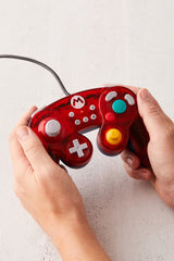HORI Battle Pad Mario NSW-107U – stemningsbillede med controlleren i hænderne