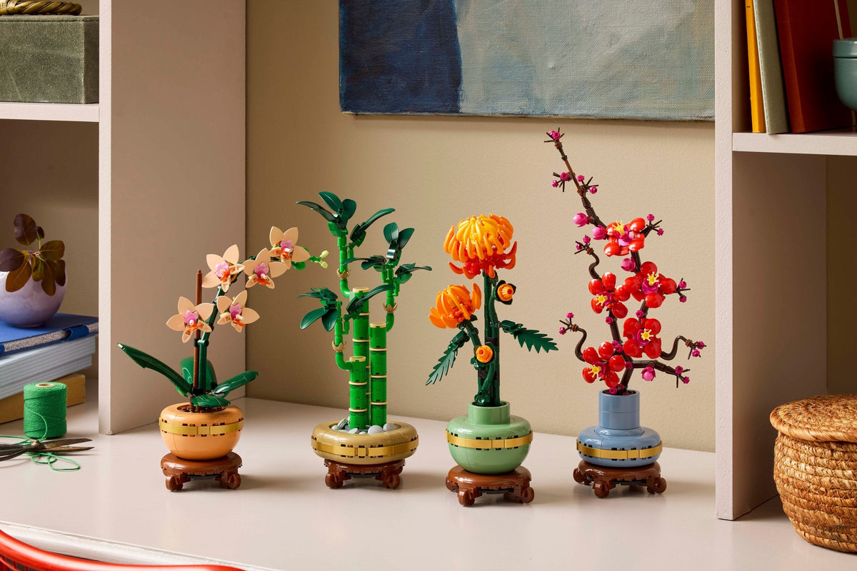 LEGO Botanicals De fire årstider – Miniorkidé, Lykkebambus, Krysantemum og Blommeblomst