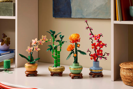 LEGO Botanicals De fire årstider – Miniorkidé, Lykkebambus, Krysantemum og Blommeblomst