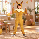 Eevee-kostume med hætte vist i stue med festpynt
