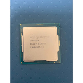 Intel Core i7-9700E processor set fra oven med modelmarkering
